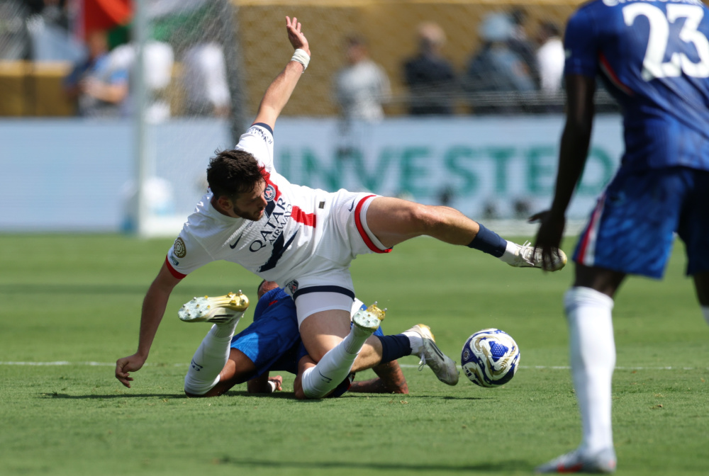 正凭借他近 正凭借他近