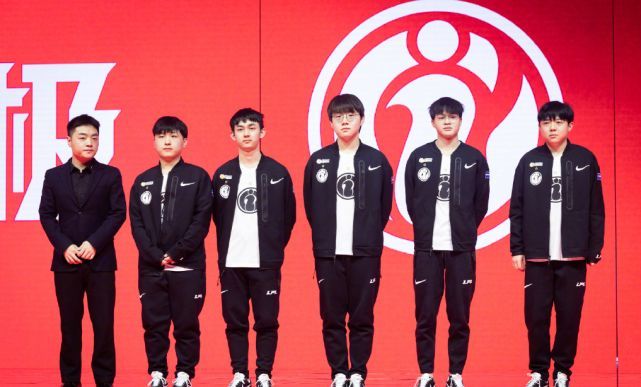 在揭幕战中 在揭幕战中