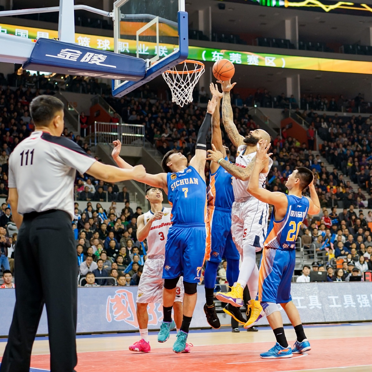 曼联以强开 曼联以强开